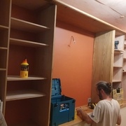 Je suis en train de réaliser une série de petite cales de hauteur personnalisées pour chaque poutres du plafond, afin que la glissère supérieure soit plane et parallèle au meuble.