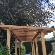 Vu de côté de la structure prête à accueillir les tôles du toit.