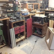 La R/D à gauche, pas mal d'électroportatif au milieu, un tiroir à tréteaux,...