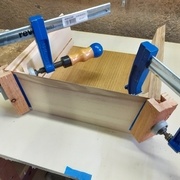 Serrage des angles et collage de la baguette à l'intérieur de l'angle.