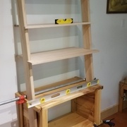 Quatre vis fixent le dessus aux montants, et redressent ceux-ci. L'appui de derrière est fait de deux planches gougeonnées et collées ensemble.