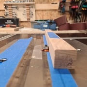 Dispositif avec des réglets pour surélever les arrêtes