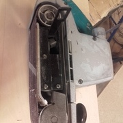 Le coté, manette levée, bande détendue