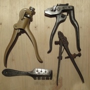 Différentes pinces à avoyer. Choisir en fonction de la taille des dents une pince adaptée.