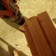 pré trou pour éviter l'éclatement de la languette avec le cloueur