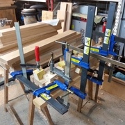 Collage des pièces de l'extérieur des pieds