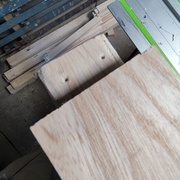 Pour ensuite pouvoir les percer avec un décalage dans le sens du fil du bois et vers l'arase