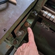 Et vissez le boulon généreusement pour ne plus qu'il touche les tables une fois celles ci rabaissées. Faîtes sur les 2 tables de dégau.
