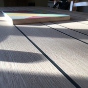 Plateau de table en chêne rouge et joint en Sikaflex