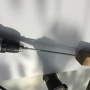 On peut faire avancer ou reculer le pivot en actionnant la tige filetée à la visseuse (ça va plus vite)