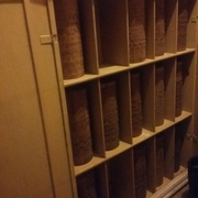 L'armoire qui accompagne l'horloge contenant quinze rouleaux différents