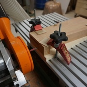 Taille de la seconde mortaise sur un tablier avec une cale d'épaisseur.