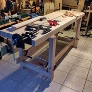 Le piétement tient uniquement avec des serres-joints mais la stabilité est déjà impressionnante!