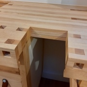 La queue d'aronde bouche la rainure quelque soit la sortie de la presse. Elle guide toujours en épaisseur "horizontale" dans la gorge du plan fixe