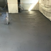 Lissage de la dalle dans la maison, on voit le saupoudrage et les hélicoptères.