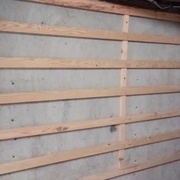 Le panneau lors de sa fixation au mur