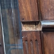 Quelques petits décollements, les pièces sont toutes là.