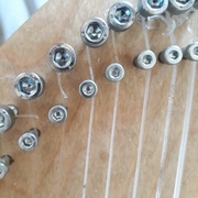 Une autre vis CHC sert de sillet et termine "proprement" la longueur vibrante de la corde.