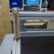 Patin sous la partie fixe. Ici, le morceau de POM blanc (en haut) permet de dégager le partie fixe de la table.