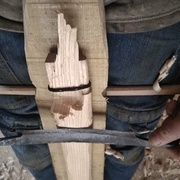 Un morceau de bois pour protéger la ficelle