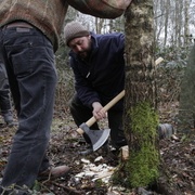Antoine à la hache pour réaliser la première entaille.