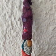 Un grand chapeau comme ça, ca tombe souvent, du coup il mets des patchs quand il s'abime