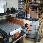 Dans le prolongement scie sous table Evolution rage 5 doublée d'une défonceuse sous table Bosh. En dessous une scie radiale Métabo