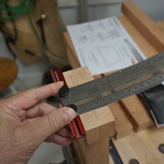 Marquage des mortaises sur l'extrémité d'un tablier latéral.