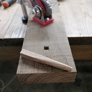 on fait donc 1 trou (diametre 7mm de memoire) puis des entailles pour les angles de la cheville de 8mm (au + large)