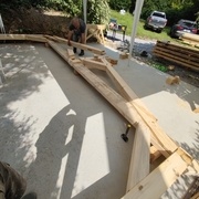 On réassemble tout à nouveau mais cette fois plus besoin de serres joints. Le chevillage à la tire remplit son rôle !