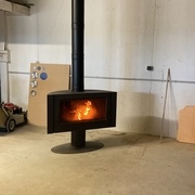 Un bébé de 12kW et 188 kg. C’est lourd pour deux personnes et 4 bras. J’atteinds 15°C dans la zone de l’établi, suffisant pour coller.