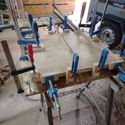 Collage des côtés du meuble