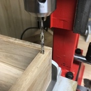 On fait buter le forêt sur la pièce à percer