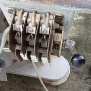 Levier relevé permettant d'après l'étiquette (1ère photo) de passer du 380 au 250