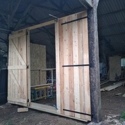 il y aura des couvres joints entre planches bien sur !