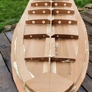 un bloc massif est placé au "nose" (étrave), un autre au "tail" (étambot), ainsi qu'à l'emplacement des dérives