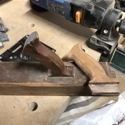 Ponçage en cours sur la poignée décollée