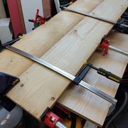 fait un grand plateau que j'ai découpé à mesures pour les étagères