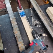 Réalisation de "Pocket hole" sur les traverses qui serviront de support pour les coulisses.