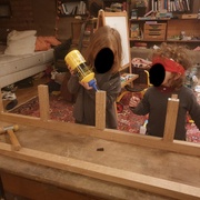 Travail d'équipe pour le collage et la mise en place des dominos