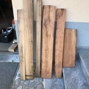 différence de teinte entre les douelles de gauche en chêne et celles de droites qui ont dû absorber les pigments du vin