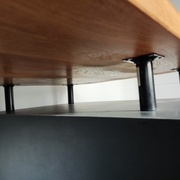 Assemblage du plateau aux caissons avec des pieds de meubles