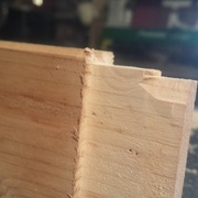 Sur le coin supérieur ce n'est pas un éclat,  mais une cicatrice d'un test précédent