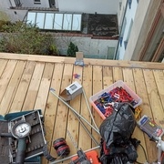 Installation des pieds aux endroits prévus