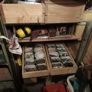 Sous les caisses de rabot, des caisses de quincaillerie visibles en un coup d'oeil