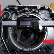 2 trous M 6 x 23 sous la semelle amovible