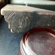 La signature sur l'arrière de l'outil : FD