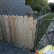 Pose terminée, y compris le morceau sur mesure jouxtant le poteau bancal du portillon