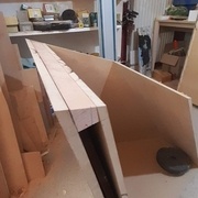 installation d'un renfort en chêne, dans lequel viendront se prendre les boulons