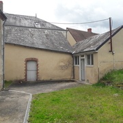 La cour avec le labo à droite et l'écurie en face